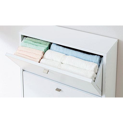 上からスッと取り出しやすいフラップ式。