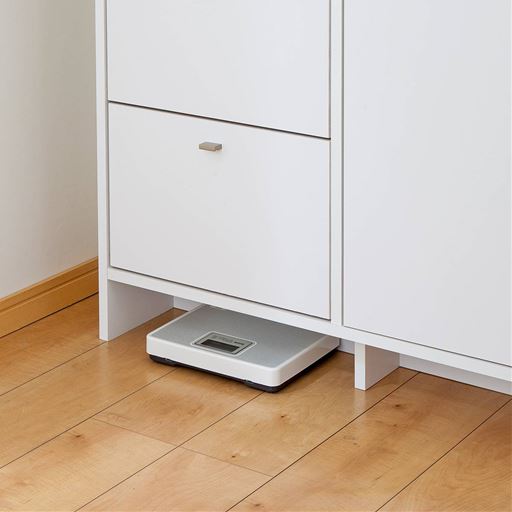 底部には高さ10cmの収納空間があります。収納しにくい体重計はこちらへ。