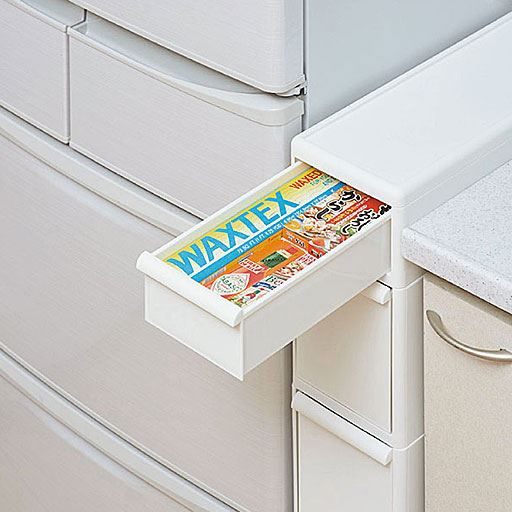 (1)深さ6cmの引き出し<br>ラップ、ナプキン、箱入りチューブなど小物類に。