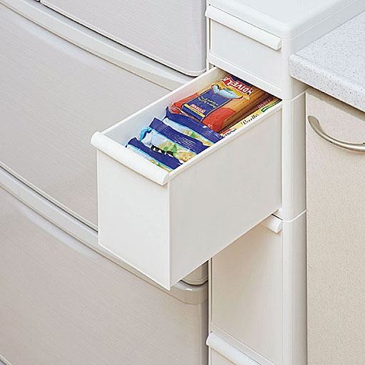 (3)深さ16cmの引き出し<br>パスタ、ラーメン、乾物などは袋のまま入ります。