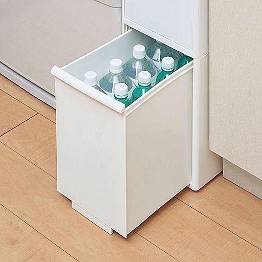 (6)深さ30cmの引き出し<br>2Lのペットボトルは立てたまま収納可能。