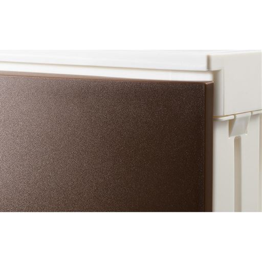 キズが付きにくいマットな前面パネル。