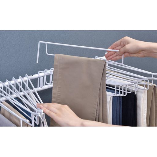 ハンガーは取り外しができるので、スラックスを掛けるのもラクラクです。