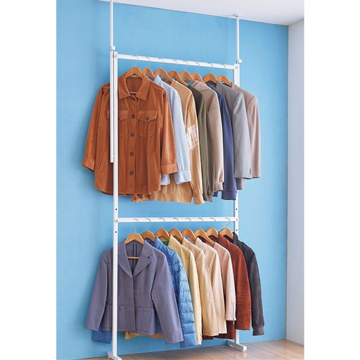 ホワイト B (幅98cm)<br>わずかなスペースでスリムに収納! つっぱり式斜め掛けハンガーラックです。