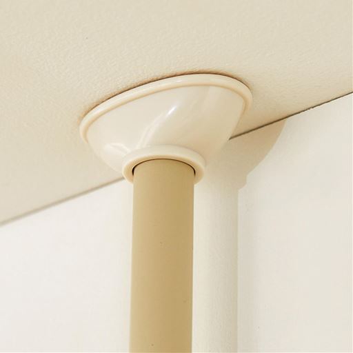 天井に押し当てて回す突っ張り方式で簡単にぐらつき対策。