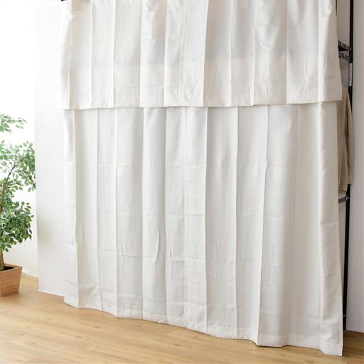 目隠しやホコリ除けに便利なカーテン付き(B・Dのみ)。