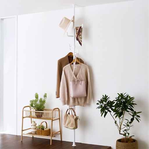 ホワイト<br>デッドスペースを有効活用!スリムに収納できる突っ張りポールハンガーです。