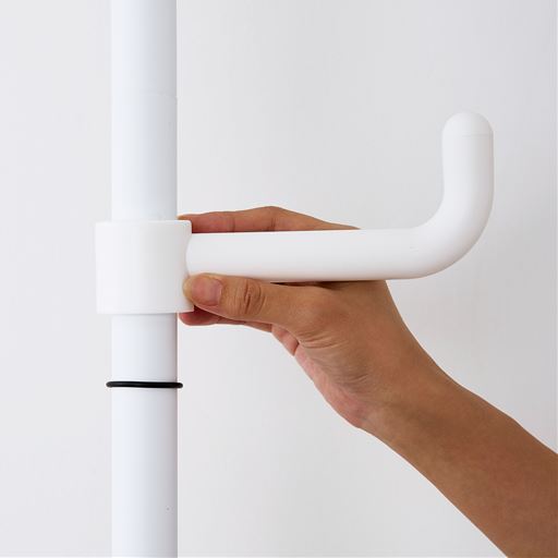 ゴムを好きな高さに設置してフックをはめるだけでラクラク設置。