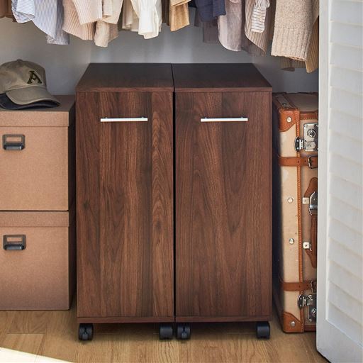 ダークブラウン<br>クローゼット下のすき間に置けて、すっきり収納。