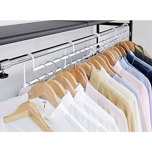 衣類を段違いに掛けて収納力UP!