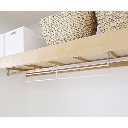 ポールに掛けるだけの簡単設置でかさばっていた服をスッキリ収納