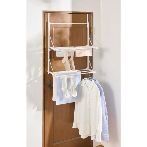 ホワイト<br>省スペースでたっぷり干せる便利なドア掛け物干しです。