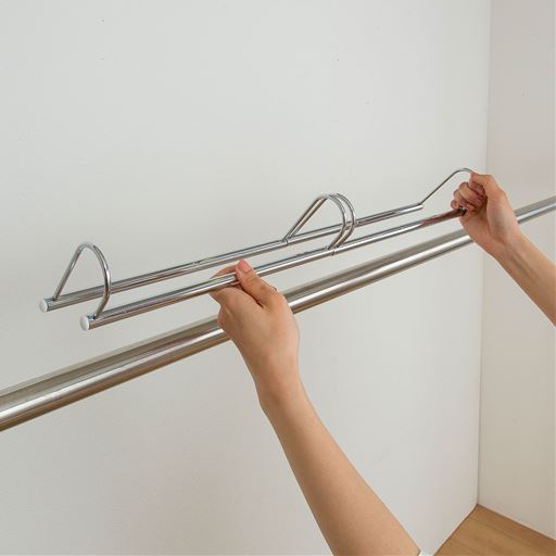 お使いのハンガーバーに引っかけるだけでOK!