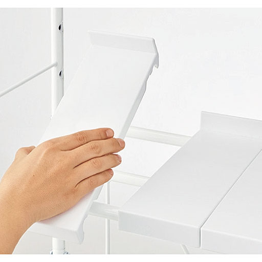 分割式の棚板で、棚幅がアレンジ可能。