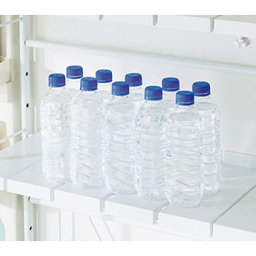 棚板は耐荷重約5kgだから洗剤類をしっかり収納。