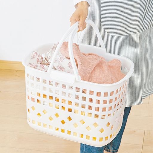 サッと運べる取っ手付きバスケット。<br>※C (棚2段+カゴ2個)のみ
