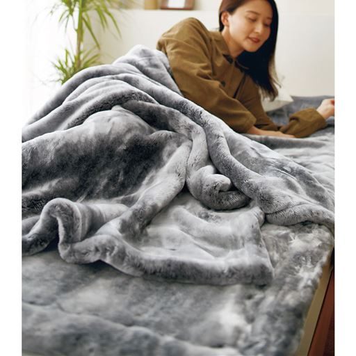 グレージュ ※商品は敷きパッドです。<br>贅沢なボリューム感で、ずっと触れていたくなる心地よさ。