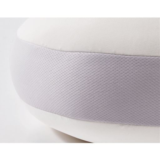 サイド部分をグレーメッシュ生地のマチ付きにすることで、型くずれしにくく高級感のあるデザインに。