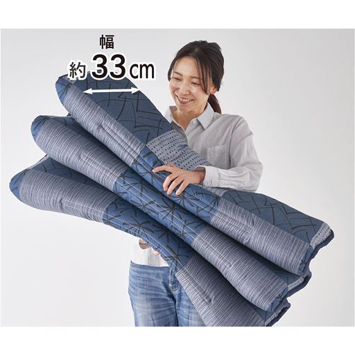 B (格子柄/ネイビー系)<br>六つ折れ仕様で持ち運びもラクラク。