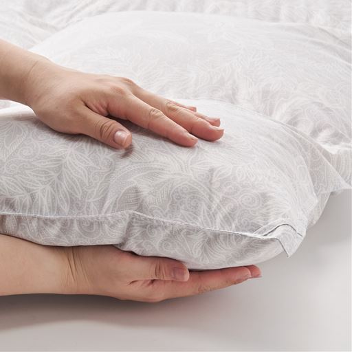 ダウンは暖気をたくさん含み保温性が良く、さらに立体キルト仕様で、あたたかさが均一に。