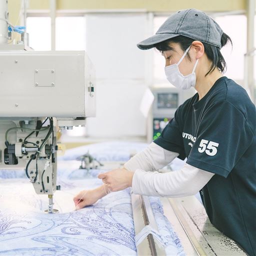 1966年創業の老舗布団メーカーが培ってきた確かな技術で、国内トップクラスの規模と設備、ノウハウを確立しています。