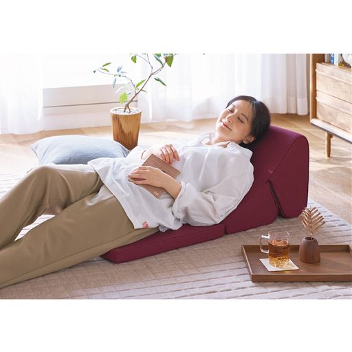 エンジ<br>なだらかなカーブで身体がラクラク。充実したくつろぎタイムを過ごせます。