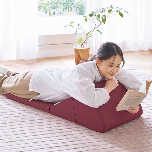 エンジ<br>うつ伏せもできるので、スマホやタブレットを操作するのに便利。