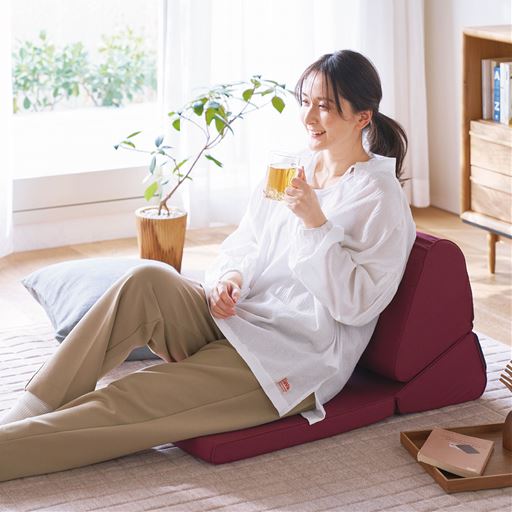 エンジ<br>折り畳んで座椅子に。背中を預けて座れて楽ちん。