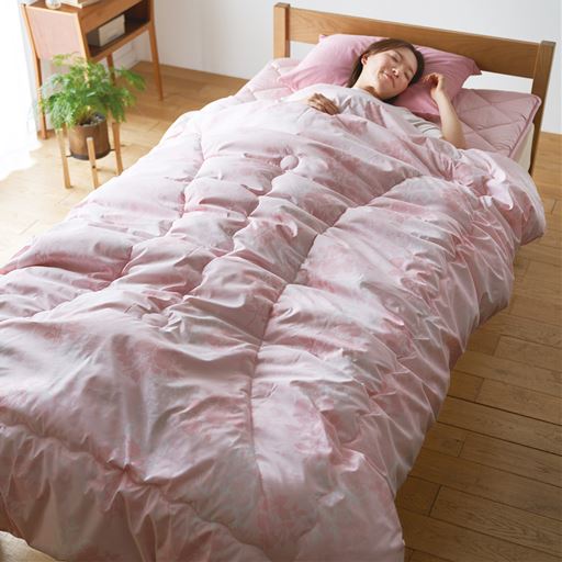 ピンク<br>中材に天然のエアコンと言われるウールを使用し、布団の中はいつもサラサラ。