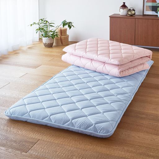 (上から)ピンク・ブルー<br>機能性に優れた羊毛敷き布団です。