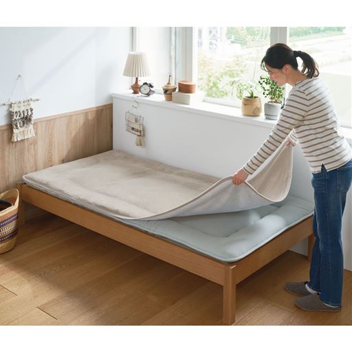 お手入れラクラク! ズレない専用シーツ付きの敷き布団です。