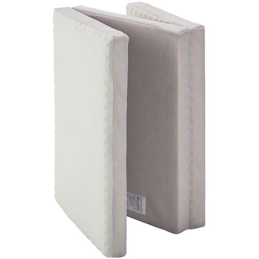 三つ折りに折りたたんで収納できます。