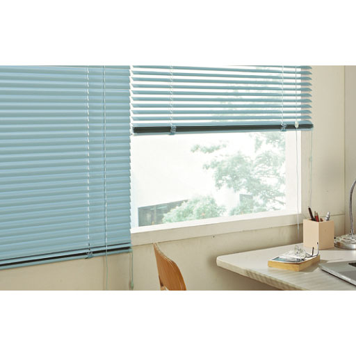 マリンブルー(幅88×丈138cm) ※2枚使用例<br>スタイリッシュな窓辺を演出するアルミブラインドです。<br>※このカラーは完売しました。