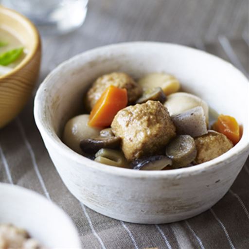名古屋コーチン入りつくねと野菜の和風煮<br><br>名古屋コーチン入りの味わい深いつくねと、存在感のあるたけのこ、にんじん、ごぼう、さといもなどの野菜を白出汁でやさしい味に仕上げました。