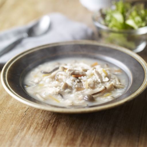 きのこと鶏の玄米スープごはん<br><br>きのこがたっぷり入った玄米ともち麦のぷちぷち食感、お出汁が効いたやさしいスープごはんに仕上げました。