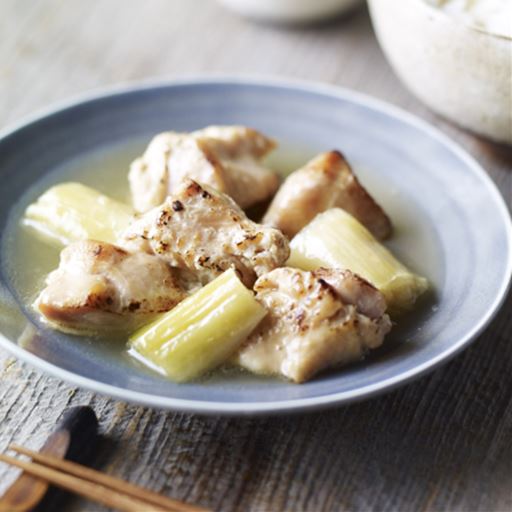 トロトロねぎの塩麹チキン<br><br>うまみたっぷりのグリルチキンと存在感のあるトロトロ長ねぎを、塩麹でさっぱりとしたおいしさに仕上げました。