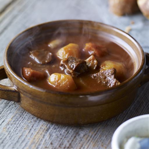 ごろごろ野菜のビーフシチュー<br><br>赤身の牛肉を赤ワインとデミグラスソースで煮込み、さらっとしたシチューに仕上げました。