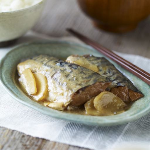 梅と生姜のサバ味噌煮<br><br>梅酢と生姜でさっぱり仕上げた、家庭の味<br>脂の乗ったサバを丸ごと、生姜の香る味噌煮で仕上げました。身が柔らかで皮まで美味しく召し上がれます。