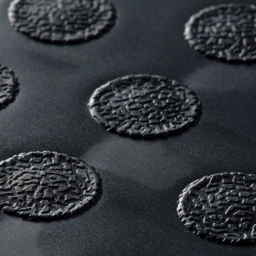 ステップ部分はすべりにくい加工。