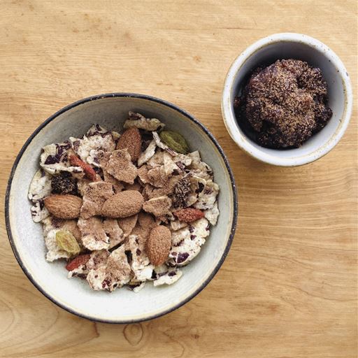 ～カカオアーモンド味～カカオパウダーと丹波大 納言小豆 をじっくり煮詰めて作 った「カカオあん」をトッピッング アーモンドとの相性はばっちりです。