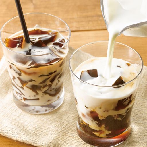 牛乳や豆乳を入れてカフェオレ寒天ドリンクにも!<br>※イメージ<br>※カフェオレに入っている一般的な牛乳は100mlあたり約63kcalの熱量があります。