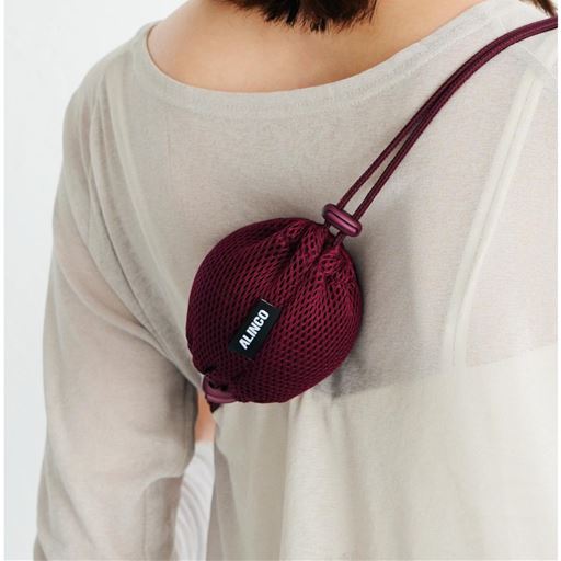 背中や腰にも届くサポートカバーと、安定感がアップする土台付き。<br>※イメージ