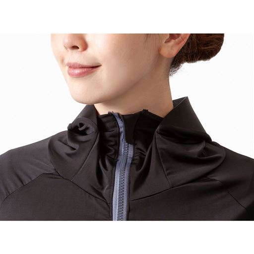 フードをおろしても首元、襟元をプロテクト。