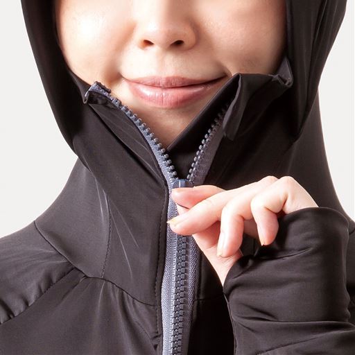 鼻先まで付いたファスナーで顔まですっぽり