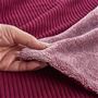 ワイン系<br>みっしり細かい毛足がとろけるような肌ざわり。