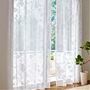 オフホワイト<br>透け感が心地よい、おしゃれな草花柄のレースカーテンです。