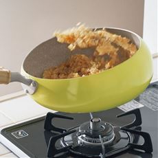 飛び跳ねにくく振りやすいフライパン(ポテッと)