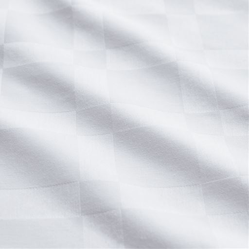 生地拡大 ※写真はホワイトです。お届けする商品のカラーはライラックです。<br>するっと肌に心地よい綿100%サテン生地。