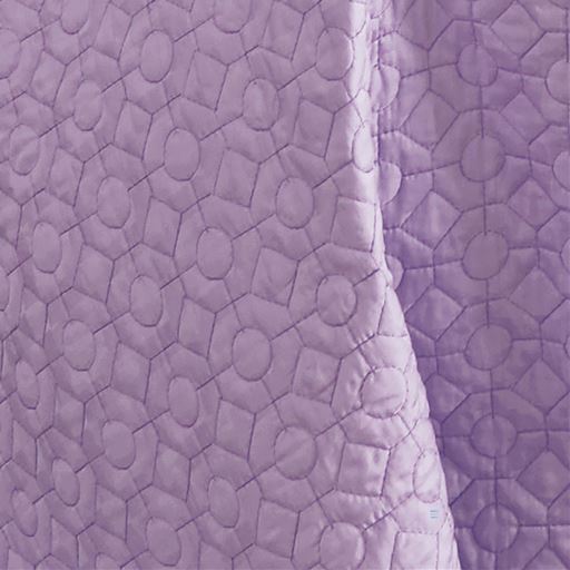 ベッドスプレッド生地拡大(ライラック)<br>デザインキルトを施してあるので上品な印象に。