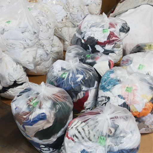 お送りいただいた衣類等は、分類ごとに仕分けをいたします。